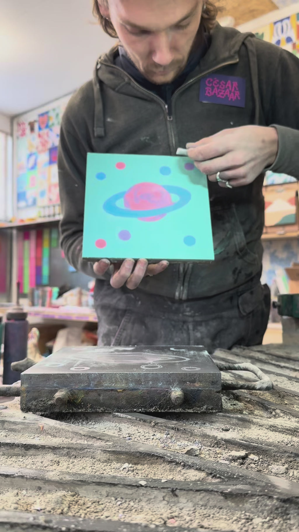 Fabrication carreaux de ciment UFO par César Bazaar et Léa Hybre