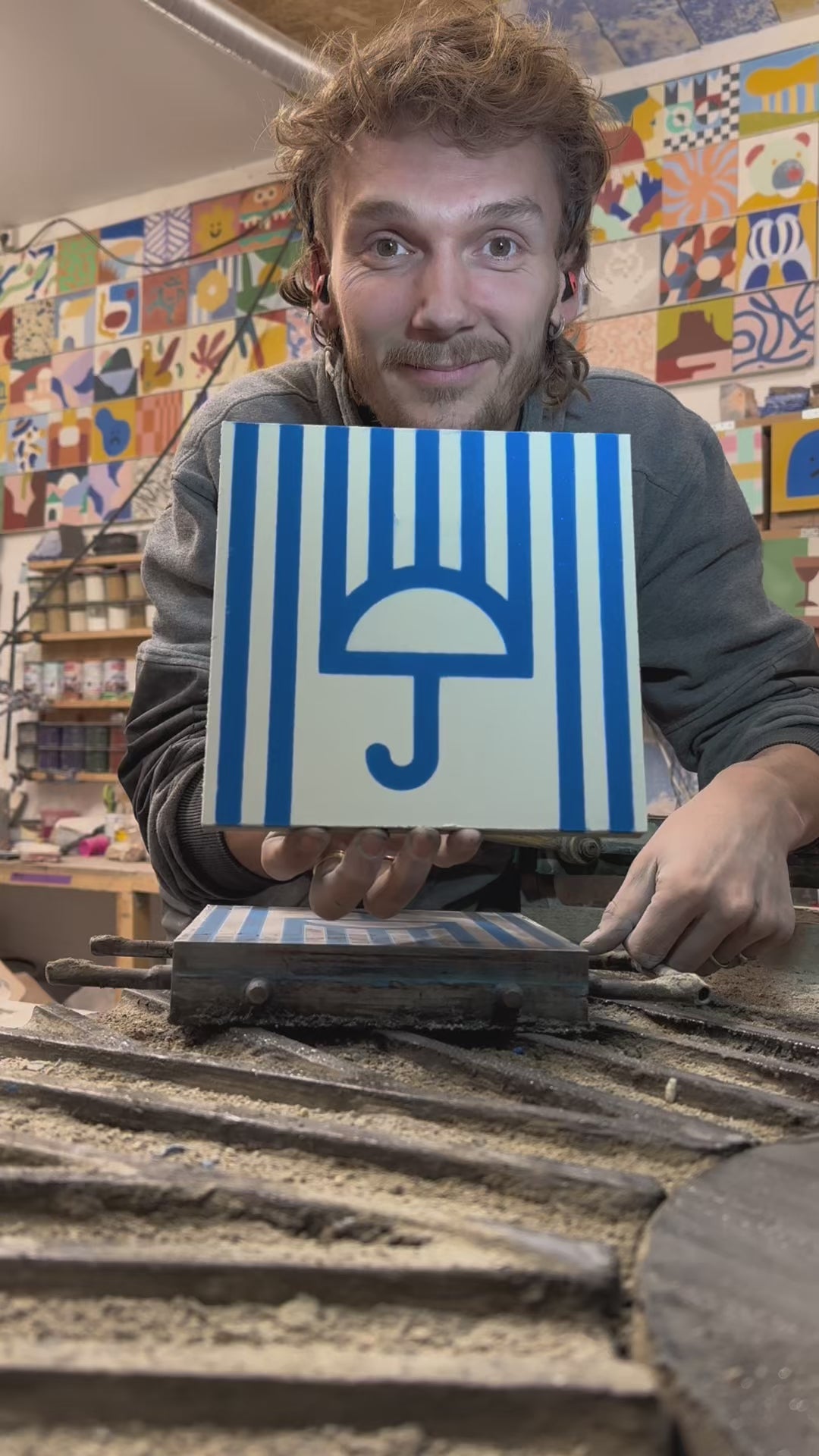 César Bazaar fabrique un carreau de ciment solidaire dans son atelier