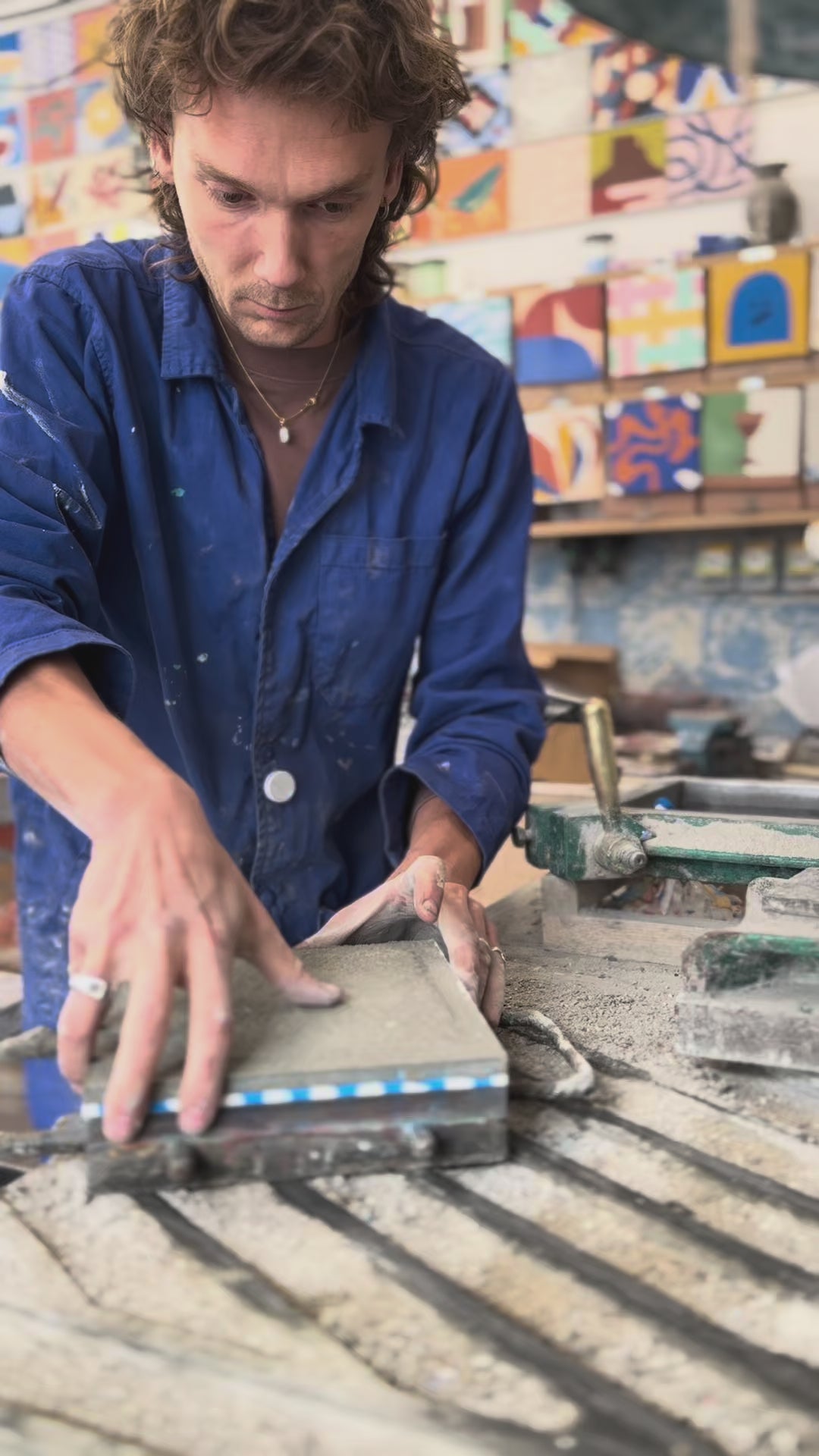 Fabrication du carreau de ciment Il Pleut par César Bazaar