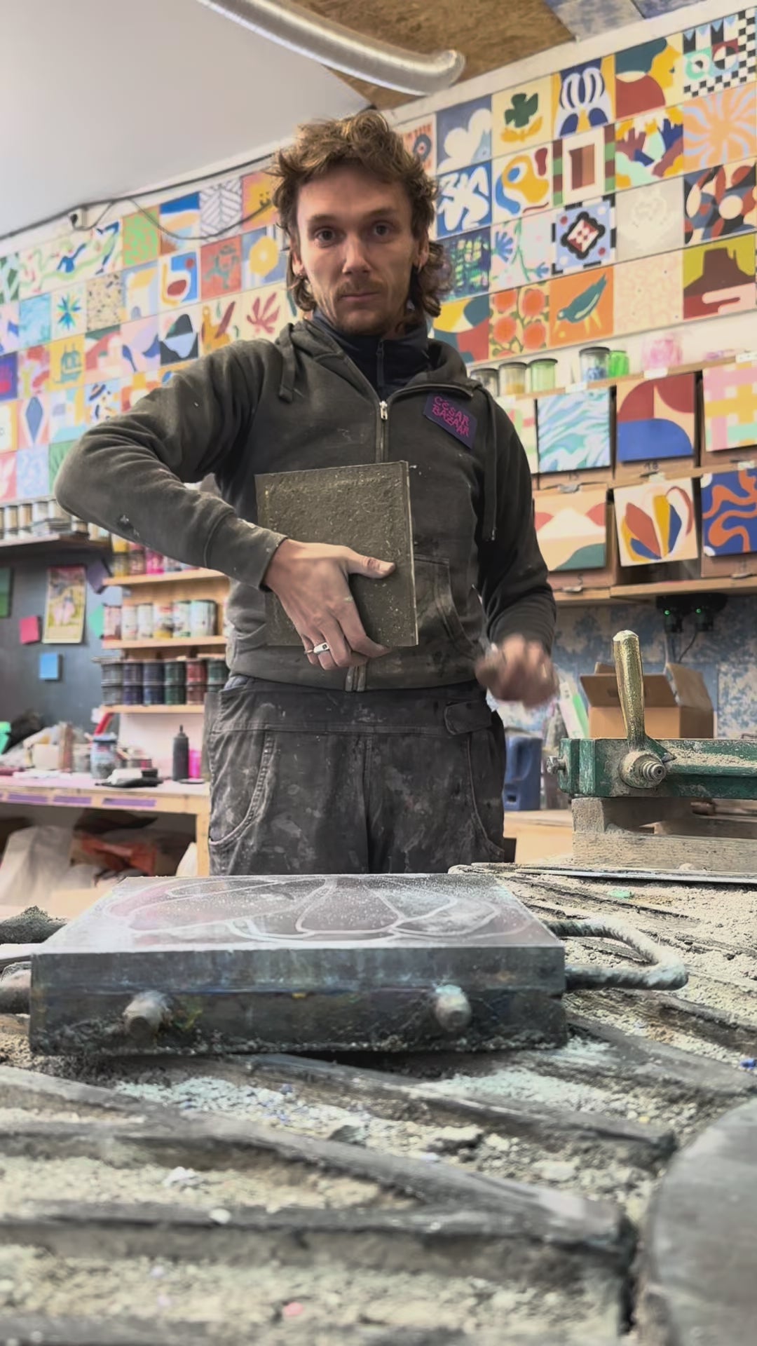 Fabrication d'un carreau de ciment Safran à l'atelier de César Bazaar